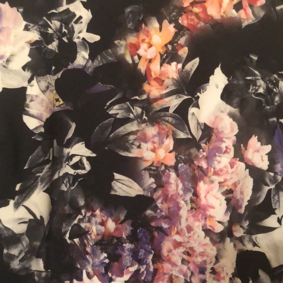 Maia Floral Dress. NWT. Size 4. - Picture 5 of 5